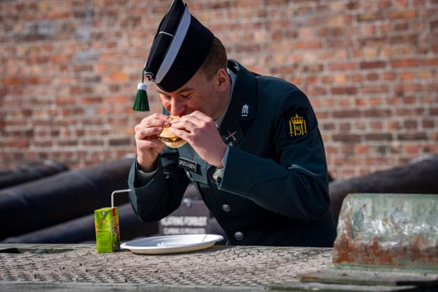 Army Summit 2026 Oslo 20260917 Hot dogs, burgers, and juice are served to participants at the Army Summit at Akershus Fortress. The Norwegian Army and the Norwegian Atlantic Committee are organizing Army Summit 2026, which focuses on building European and Norwegian land defense. Photo: Heiko Junge, NTB, Oslo, Norway 931Es2CXjlo EDITORIAL USE ONLY Ref BNC POL931Es2CXjlo jpg  Copyright: xHeikoxJungex xNTBx