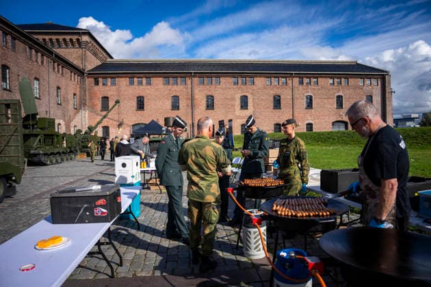 Army Summit 2026 Oslo 20260917 Sausages, burgers, and juice are served to participants at the Army Summit at Akershus Fortress. The Norwegian Army and the Norwegian Atlantic Committee are organizing Army Summit 2026, which focuses on building European and Norwegian land defense. Photo: Heiko Junge, NTB, Oslo, Norway. GKlZyfXyso8 EDEDITORIAL USE ONLY Ref BNC POLGKlZyfXyso8 jpg  Copyright: xHeikoxJungex xNTBx