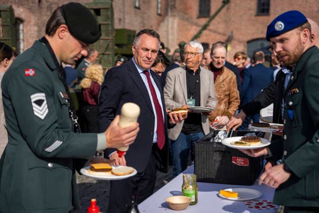Army Summit 2026 Oslo 20260917 Minister of Defense Tore O. Sandvik makes himself a burger during a break at the Army Summit at Akershus Fortress. The Army and the Norwegian Atlantic Committee are organizing Army Summit 2026, which focuses on building European and Norwegian landdefense. Photo: Heiko Junge, NTB, Oslo, Norway, mU1tL yZp4w. EDITORIAL USE ONLY. Ref: BNC POLmU1tL yZp4w jpg  Copyright: xHeikoxJungex xNTBx