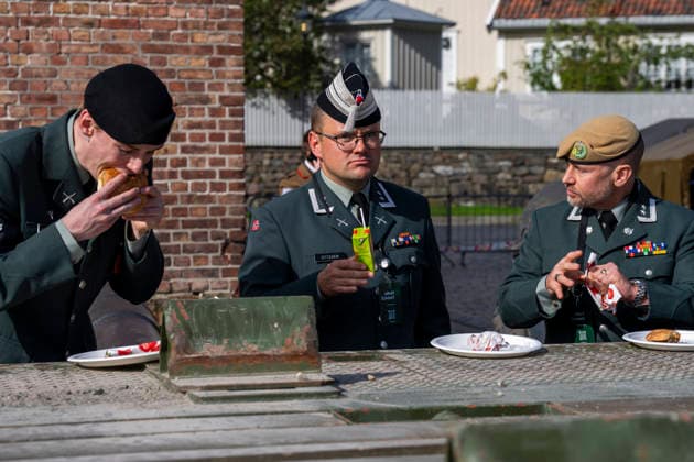 Army Summit 2026 Oslo 20260917 Sausages, burgers, and juice are served to participants at the Army Summit at Akershus Fortress. The Norwegian Army and the Norwegian Atlantic Committee are organizing Army Summit 2026, which focuses on building European and Norwegian land defense. Photo: Heiko Junge, NTB, Oslo, Norway, Y9zpCzX3OZI EDEDITORIAL USE ONLY Ref BNC POLY9zpCzX3OZI jpg  Copyright: xHeikoxJungex xNTBx