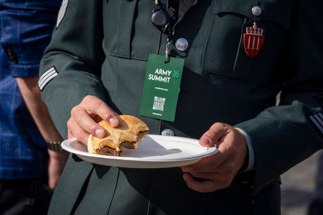 Army Summit 2026 Oslo 20260917 Sausages, burgers, and juice are served to participants at the Army Summit at Akershus Fortress. The Norwegian Army and the Norwegian Atlantic Committee are organizing Army Summit 2026, which focuses on building European and Norwegian land defense. Photo: Heiko Junge, NTB, Oslo, Norway, AT7zCdh2c8w EDEDITORIAL USE ONLY Ref BNC POLAT7zCdh2c8w jpg  Copyright: xHeikoxJungex xNTBx