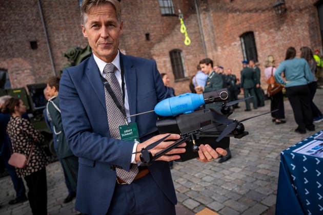 Army Summit 2026 Oslo 20260917 Oyvind Sjovik, Research Director at the Department of Defense Systems, at FFI (the Norwegian Defense Research Establishment), holds a Norwegian-developed Svale attack drone outside the Army Summit at Akershus Fortress. The Atlantic Committee is organizing Army Summit 2026, which focuses  Copyright: xHeikoxJungex xNTBx