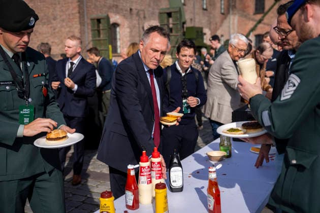 Army Summit 2026 Oslo 20260917 Minister of Defense Tore O. Sandvik makes himself a burger during a break at the Army Summit at Akershus Fortress. The Army and the Norwegian Atlantic Committee are organizing Army Summit 2026, which focuses on building European and Norwegian landdefense. Photo: Heiko Junge, NTB, Oslo, Norway 4s srQE4aHI EDITORIAL USE ONLY Ref BNC POL4s srQE4aHI jpg  Copyright: xHeikoxJungex xNTBx