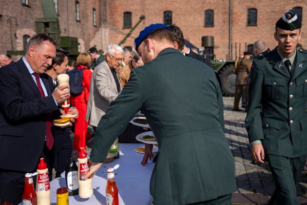 Army Summit 2026 Oslo 20260917 Minister of Defense Tore O. Sandvik makes himself a burger during a break at the Army Summit at Akershus Fortress. The Norwegian Army and the Norwegian Atlantic Committee are organizing Army Summit 2026, which focuses on building European and Norwegian landdefense. Photo: Heiko Junge, NTB, Oslo, Norway bBo5iJL5TQA EDITORIAL USE ONLY Ref BNC POLbBo5iJL5TQA  Copyright: xHeikoxJungex xNTBx