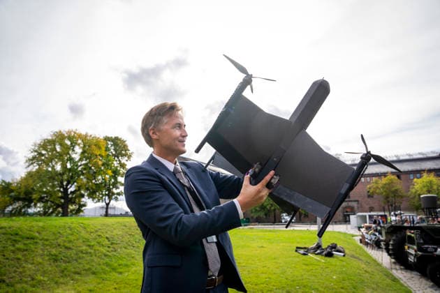 Army Summit 2026 Oslo 20260917 Oyvind Sjovik, Research Director at the Department of Defense Systems, at FFI (the Norwegian Defense Research Establishment), holds a Norwegian-developed Falk attack drone outside the Army Summit at Akershus Fortress. The Atlantic Committee is organizing Army Summit 2026, which focuses on  Copyright: xHeikoxJungex xNTBx
