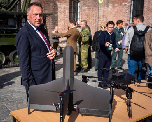 Army Summit 2026 Oslo 20260917 Minister of Defense Tore O. Sandvik inspects a Norwegian-developed Falk attack drone outside the Army Summit at Akershus Fortress. The Atlantic Committee is organizing Army Summit 2026, which focuses on building European and Norwegian land defense. Photo: Heiko Junge, NTB, Oslo, Norway hsCp50sWYIo EDITORIAL USE ONLY Ref BNC POLhsCp50sWYIo jpg  Copyright: xHeikoxJungex xNTBx