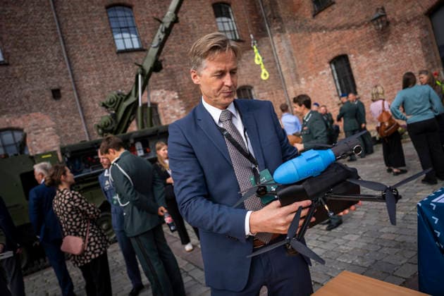 Army Summit 2026 Oslo 20260917 Oyvind Sjovik, Director of Research at the Department of Defense Systems, at FFI (Norwegian Defense Research Institute), holds a Norwegian-developed Svale attack drone outside the Army Summit at Akershus Fortress. The Atlantic Committee is organizing Army Summit 2026, which focuses on th  Copyright: xHeikoxJungex xNTBx