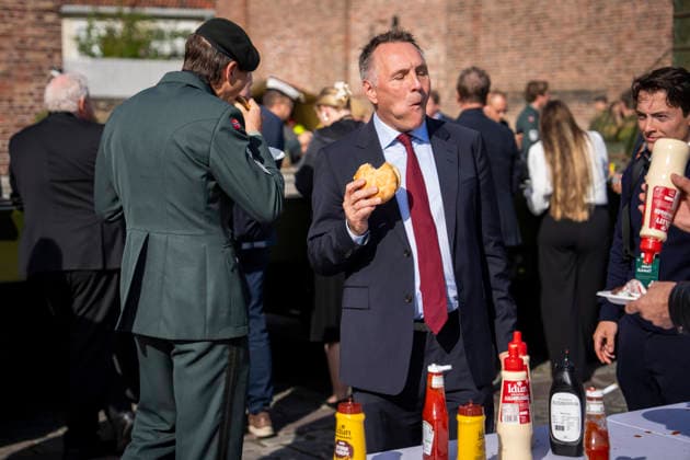 Army Summit 2026 Oslo 20260917 Minister of Defense Tore O. Sandvik enjoys a burger during a break at the Army Summit at Akershus Fortress. The Army and the Norwegian Atlantic Committee are organizing Army Summit 2026, which focuses on building European and Norwegian landdefense. Photo: Heiko Junge, NTB, Oslo, Norway, vVN294q25 k. EDITORIAL USE ONLY. Ref: BNC POLvVN294q25 k jpg  Copyright: xHeikoxJungex xNTBx