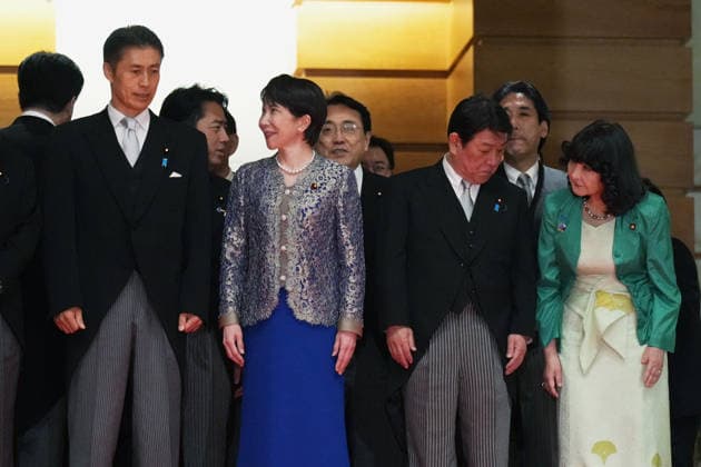 September 17, 2026, Tokyo, Japan: Japan s Prime Minister Sanae Takaichi, second left, speaks with Reconstruction Minister Goshi Hosono, left, as Foreign Minister Toshimitsu Motegi, third left, speaks with Finance Minister Satsuki Katayama, while waiting for a photo session at the prime minister s office in Tokyo, following a cabinet reshuffle. Tokyo Japan - ZUMAz114 20260917_zih_z114_016 Copyright: xPOOLx