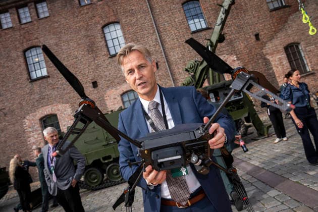 Army Summit 2026 Oslo 20260917 Oyvind Sjovik, Research Director at the Department of Defense Systems, at FFI (the Norwegian Defense Research Establishment), holds a Norwegian-developed IRS Flamingo V5 surveillance drone outside the Army Summit at Akershus Fortress. The Atlantic Committee is or  Copyright: xHeikoxJungex xNTBx