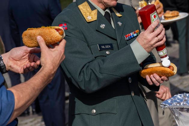 Army Summit 2026 Oslo 20260917 Sausages, burgers, and juice are served to participants at the Army Summit at Akershus Fortress. The Army and the Norwegian Atlantic Committee are organizing Army Summit 2026, which focuses on building European and Norwegian land defense. Photo: Heiko Junge, NTB, Oslo, Norway qJ3J c2iALs EDEDITORIAL USE ONLY Ref BNC POLqJ3J c2iALs jpg  Copyright: xHeikoxJungex xNTBx