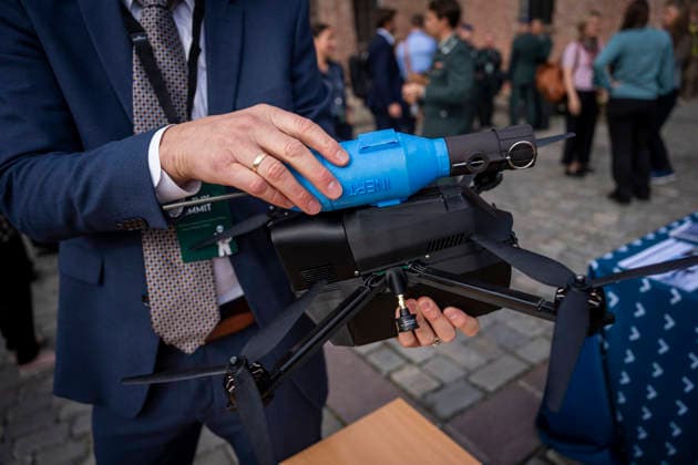 Army Summit 2026 Oslo 20260917 Oyvind Sjovik, Research Director at the Department of Defense Systems, at FFI (the Norwegian Defense Research Establishment), holds a Norwegian-developed Svale attack drone outside the Army Summit at Akershus Fortress. The Atlantic Committee is organizing Army Summit 2026, which focuses  Copyright: xHeikoxJungex xNTBx