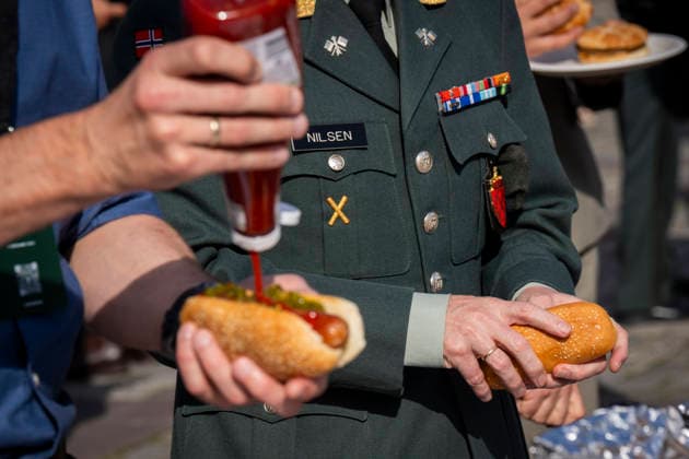 Army Summit 2026 Oslo 20260917 Sausages, burgers, and juice are served to participants at the Army Summit at Akershus Fortress. The Norwegian Army and the Norwegian Atlantic Committee are organizing Army Summit 2026, which focuses on building European and Norwegian land defense. Photo: Heiko Junge, NTB, Oslo, Norway, Oa3FqR5ErBE EDEDITORIAL USE ONLY Ref BNC POLOa3FqR5ErBE jpg  Copyright: xHeikoxJungex xNTBx