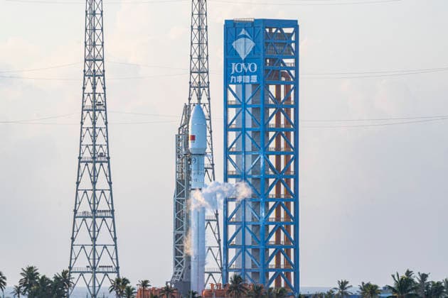 HAINAN, CHINA - SEPTEMBER 17: The Long March 12 carrier rocket lifts off and successfully sends the Satellite Internet Low-Orbit Group 25 satellites into their designated orbit at the Hainan Commercial Aerospace Launch Site on September 17, 2026 in Wenchang, Hainan Province of China.  Copyright: xVCGx 111667529762