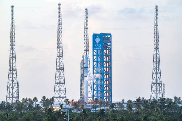 HAINAN, CHINA - SEPTEMBER 17: The Long March 12 carrier rocket successfully launches the Satellite Internet Low Earth Orbit Group 25 satellites into their designated orbit on September 17, 2026 at the Hainan Commercial Spaceport in Hainan Province of China.  Copyright: xVCGx 111667529760