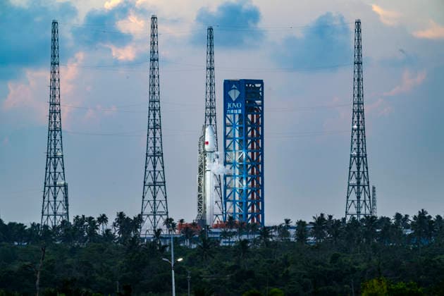 HAINAN, CHINA - SEPTEMBER 17: The Long March 12 carrier rocket successfully launches the Satellite Internet Low-Orbit Group 25 satellites into their designated orbit on September 17, 2026 at the Hainan Commercial Aerospace Launch Site in Hainan, China.  Copyright: xVCGx 111667529758