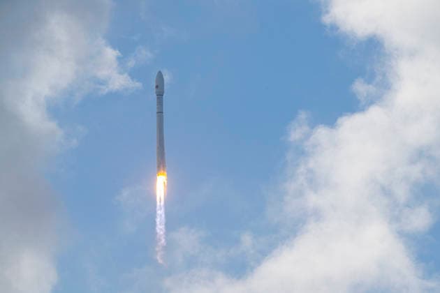 HAINAN, CHINA - SEPTEMBER 17: The Long March 12 carrier rocket launches into the sky and successfully sends the Satellite Internet Low Earth Orbit Group 25 satellites into their predetermined orbit on September 17, 2026 at the Hainan Commercial Aerospace Launch Site in Hainan, China.  Copyright: xVCGx 111667529751