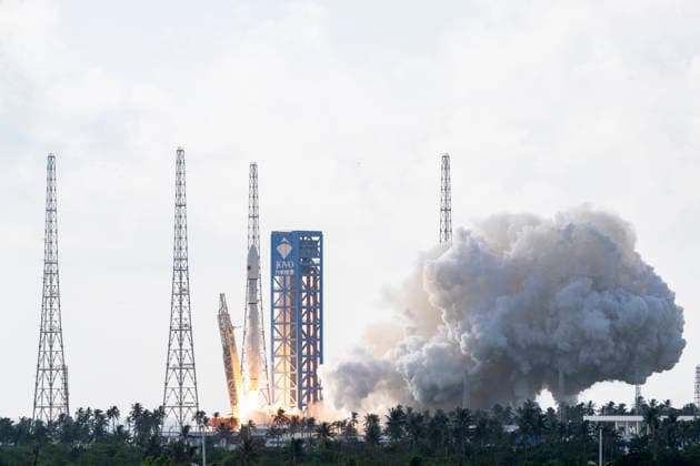 HAINAN, CHINA - SEPTEMBER 17: The Long March 12 carrier rocket launches into the sky and successfully sends the Satellite Internet Low-Orbit Group 25 satellites into their predetermined orbit on September 17, 2026 at the Hainan Commercial Spaceport in Hainan, China.  Copyright: xVCGx 111667529744