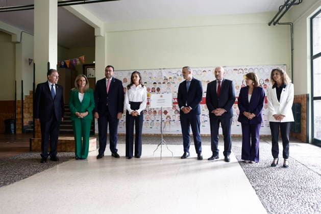 Queen Letizia attends the opening of the 2026–2027 school year at the Gesta Public School in Oviedo. The President of the Principality of Asturias and Secretary General of the FSA PSOE, Adrián Barbón 3i, the Minister of Education, Vocational Training, and Sports, Milagros Tolón (2i), the Mayor of Oviedo, Alfredo Canteli (i), the Vice President and Regional Minister of Infrastructure, Environment, and Climate Change, Juan Cofino (3i), the Government Delegate in Asturias, Adriana Lastra 2d, and Queen Letizia 4i during the opening of the 2026–2027 school year at the Gesta Public Preschool and Elementary School in Oviedo, on September 17, 2026, in Oviedo, Asturias, Spain. This year, the official opening of the school year took place in the Pri  Copyright: xImanolxRimadax 7781494