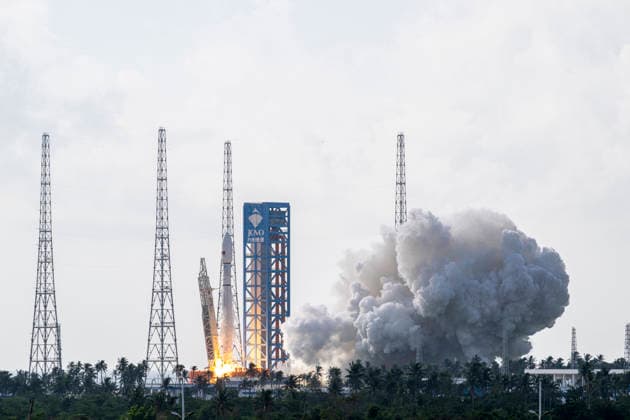 HAINAN, CHINA - SEPTEMBER 17: The Long March 12 carrier rocket launches into the sky, successfully sending the Satellite Internet Low Earth Orbit Group 25 satellites into their predetermined orbit on September 17, 2026 at the Hainan Commercial Spaceport in Hainan Province of China.  Copyright: xVCGx 111667529743