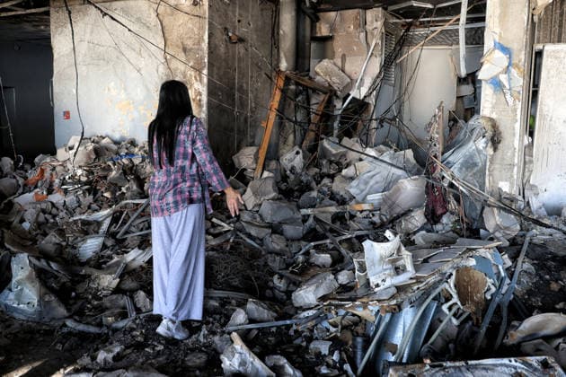 Overnight Russian Attack Damages 19-Storey Apartment Block - Odesa A woman examines an apartment destroyed by a nighttime Russian drone strike on a 19-storey block of flats in Odesa, Ukraine, September 17, 2026. Ten apartments between the 14th and 16th floors sustained significant damage. Three people, including a four-year-old child, were injured. Photo by Nina Liashonok Ukrinform ABACAPRESS.COM Odesa Ukraine  Copyright: xLyashonokxNina Ukrinform ABACAx