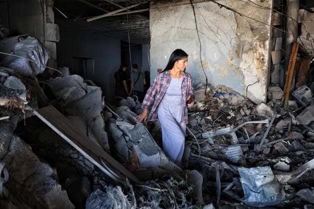 Overnight Russian Attack Damages 19-Storey Apartment Block - Odesa A woman searches for salvageable belongings in an apartment destroyed by a nighttime Russian drone strike on a 19-storey block of flats in Odesa, Ukraine, September 17, 2026. Ten apartments between the 14th and 16th floors sustained significant damage. Three people, including a four-year-old child, were injured. Photo by Nina Liashonok Ukrinform ABACAPRESS.COM Odesa Ukraine  Copyright: xLyashonokxNina Ukrinform ABACAx