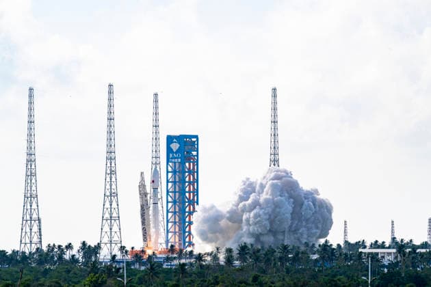 HAINAN, CHINA - SEPTEMBER 17: The Long March 12 carrier rocket lifts off from the Hainan Commercial Spaceport on September 17, 2026 in Hainan, China, successfully sending the Satellite Internet Low Earth Orbit Group 25 satellites into their predetermined orbit.  Copyright: xVCGx 111667529741
