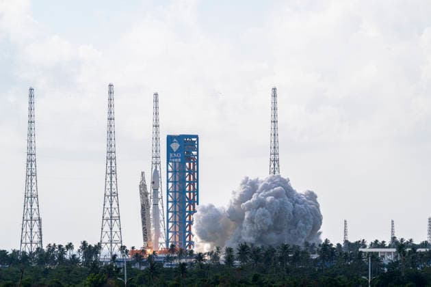 WENCHANG, CHINA - SEPTEMBER 17: The Long March 12 carrier rocket successfully launches the Satellite Internet Low Earth Orbit Group 25 satellites into their predetermined orbit on September 17, 2026 at the Hainan Commercial Spaceflight Site in Wenchang, Hainan Province of China.  Copyright: xVCGx 111667529740