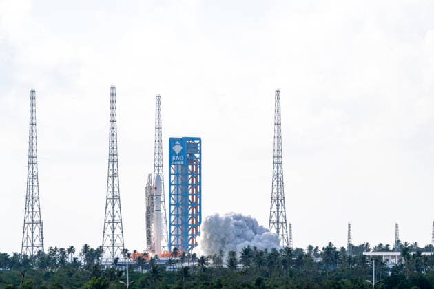 HAINAN, CHINA - SEPTEMBER 17: The Long March 12 carrier rocket lifts off from the Hainan Commercial Spaceport on September 17, 2026 in Hainan, China. The rocket successfully placed a group of low-orbit satellite internet satellites into their predetermined orbit.  Copyright: xVCGx 111667529738