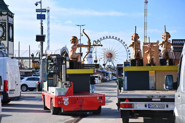 Viel Betrieb herrscht auf dem Festgelaende,Autos und LKWS. Fahrgeschaeft,Schausteller,Fahrgeschaefte. Presserundgang vor dem 191. Oktoberfest 2026 am 17.09.2026.