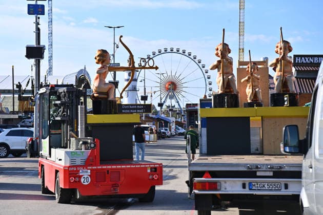 Viel Betrieb herrscht auf dem Festgelaende,Autos und LKWS. Fahrgeschaeft,Schausteller,Fahrgeschaefte. Presserundgang vor dem 191. Oktoberfest 2026 am 17.09.2026.