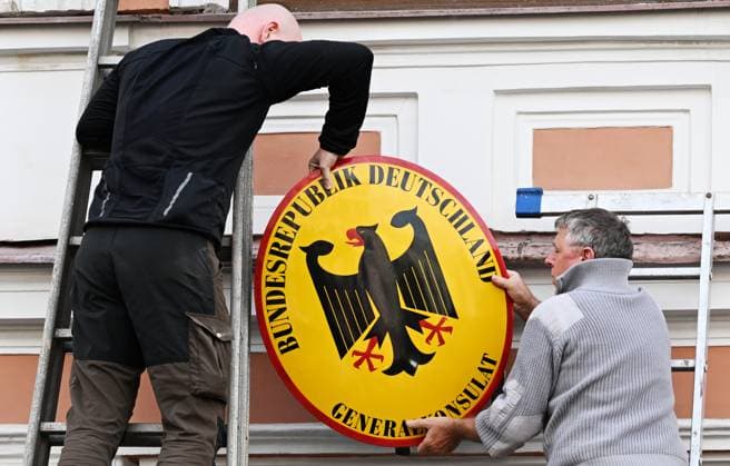 Russia Germany Consulate Closure 9245053 17.09.2026 Staff remove the national coat of arms from the building housing the German Consulate General in St. Petersburg, Russia. Germany closed the Russian Consulate General in Bonn and terminated an agreement governing the Russian House in Berlin following an attempted drone attack at Leipzig Halle Airport. Russia said it would close the German Consulate General in St. Petersburg and Goethe-Institut branches in response. Grigory Dukor Sputnik St. Petersburg Russia  Copyright: xGrigoryxDukorx