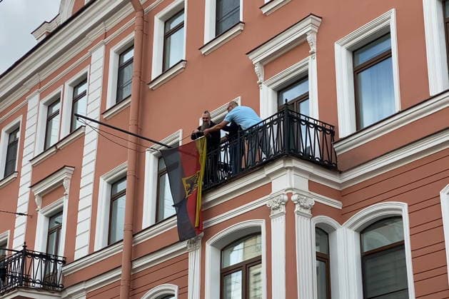 RUSSIA, ST PETERSBURG - SEPTEMBER 17, 2026: Workers remove Germany s flag from the building of the German Consulate General. According to the decision of Russia s Ministry of Foreign Affairs, the Consulate is obliged to cease its operations no later than September 18. Video grab. Best possible quality. Yulia Strelets TASS  97864009