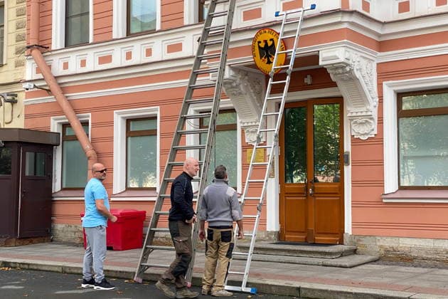 RUSSIA, ST PETERSBURG - SEPTEMBER 17, 2026: Workers remove Germany s coat of arms from the building of the German Consulate General. According to the decision of Russia s Ministry of Foreign Affairs, the Consulate is obliged to cease its operations no later than September 18. Video grab. Best possible quality. Yulia Strelets TASS  97864059