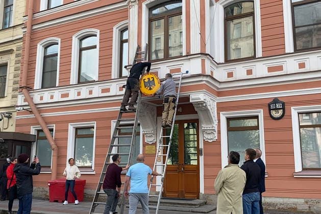 RUSSIA, ST PETERSBURG - SEPTEMBER 17, 2026: Workers remove Germany s coat of arms from the building of the German Consulate General. According to the decision of Russia s Ministry of Foreign Affairs, the Consulate is obliged to cease its operations no later than September 18. Video grab. Best possible quality. Yulia Strelets TASS  97864062