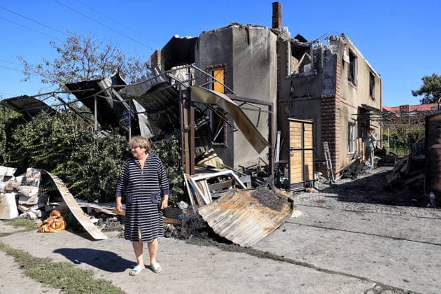 Private House Destroyed by Russian Attack - Odesa A woman stands outside a private house destroyed by a massive overnight Russian drone strike in a residential area of the Peresypskyi district, Odesa, Ukraine, September 17, 2026. The blast wave and debris destroyed one private house, while at least four neighbouring properties sustained significant damage, with roofs wrecked, windows shattered, and walls scarred by shrapnel. Falling debris also ignited outbuildings, garages, and several nearby parked cars. Civilians, including children, were injured in the attack. Photo by Nina Liashonok Ukrinform ABACAPRESS.COM Odesa Ukraine Copyright: xLyashonokxNina Ukrinform ABACAx