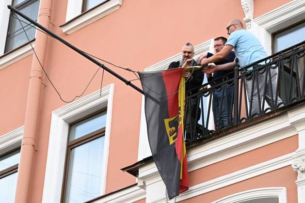 Russia Germany Consulate Closure 9245011 17.09.2026 Staff lower the German national flag from the building housing the German Consulate General in St. Petersburg, Russia. Germany closed the Russian Consulate General in Bonn and terminated an agreement governing the Russian House in Berlin following an attempted drone attack at Leipzig Halle Airport. Russia said it would close the German Consulate General in St. Petersburg and Goethe-Institut branches in response. Grigory Dukor Sputnik St. Petersburg Russia  Copyright: xGrigoryxDukorx