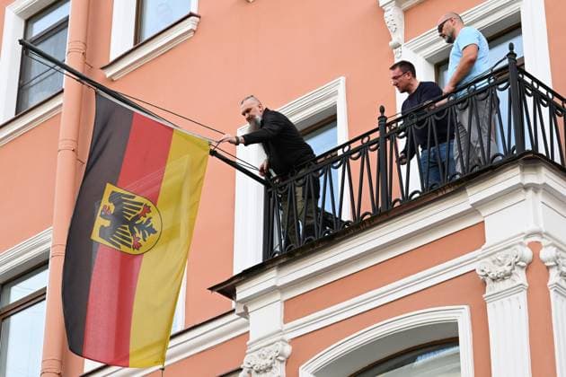Russia Germany Consulate Closure 9245016 17.09.2026 Staff lower the German national flag from the building housing the German Consulate General in St. Petersburg, Russia. Germany closed the Russian Consulate General in Bonn and terminated an agreement governing the Russian House in Berlin following an attempted drone attack at Leipzig Halle Airport. Russia said it would close the German Consulate General in St. Petersburg and Goethe-Institut branches in response. Grigory Dukor Sputnik St. Petersburg Russia  Copyright: xGrigoryxDukorx