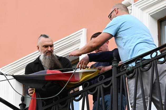 Russia Germany Consulate Closure 9245019 17.09.2026 Staff lower the German national flag from the building housing the German Consulate General in St. Petersburg, Russia. Germany closed the Russian Consulate General in Bonn and terminated an agreement governing the Russian House in Berlin following an attempted drone attack at Leipzig Halle Airport. Russia said it would close the German Consulate General in St. Petersburg and Goethe-Institut branches in response. Grigory Dukor Sputnik St. Petersburg Russia  Copyright: xGrigoryxDukorx