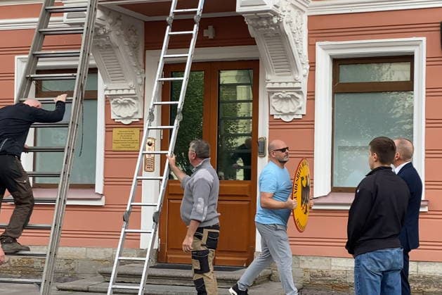 RUSSIA, ST PETERSBURG - SEPTEMBER 17, 2026: Workers remove Germany s coat of arms from the building of the German Consulate General. According to the decision of Russia s Ministry of Foreign Affairs, the Consulate is obliged to cease its operations no later than September 18. Video grab. Best possible quality St Petersburg Russia  - ZUMAt113 20260917_zaa_t113_253 Copyright: xYuliaxStreletsx