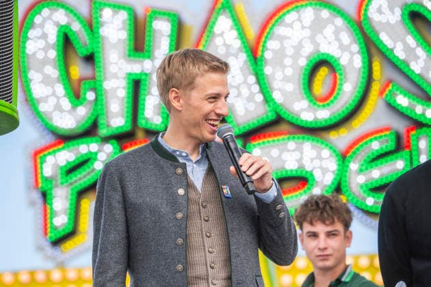 Dominik Krause, Mayor of Munich, in front of the Chaos Pendel attraction at the Wiesn, during the traditional press tour, Oktoberfest 2026, Munich, September 17, 2026, Germany, Munich, Septem
