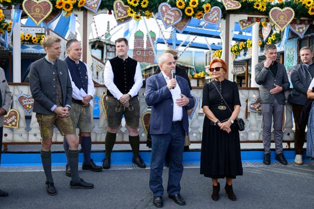 From left: Dominik Krause, Mayor of Munich; Christian Scharpf, Director of Labor and Economic Affairs and Head of the Oktoberfest; Albert Ritter, President of the German Showmen s Association; Dr. Margit Ramus, German Showmen s Association. Official press tour at the Oktoberfest, Munich, September 17, 2026