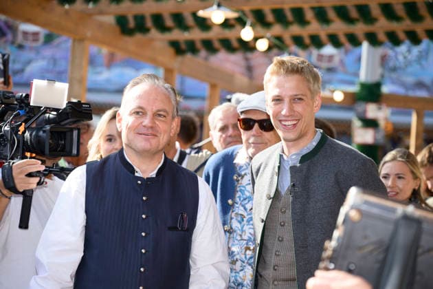 From left: Christian Scharpf, Director of Labor and Economic Affairs and Head of the Wiesn, and Dominik Krause, Mayor of Munich. Official press tour at the Oktoberfest (Wiesn), Munich, September 17, 2026
