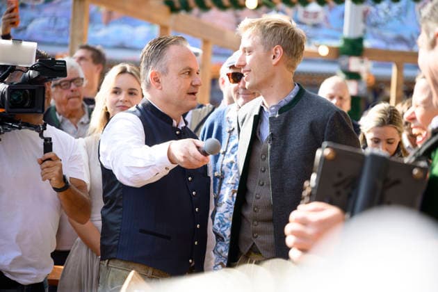 From left: Christian Scharpf, Director of Labor and Economic Affairs and Head of the Wiesn, and Dominik Krause, Mayor of Munich. Official press tour at the Oktoberfest (Wiesn), Munich, September 17, 2026