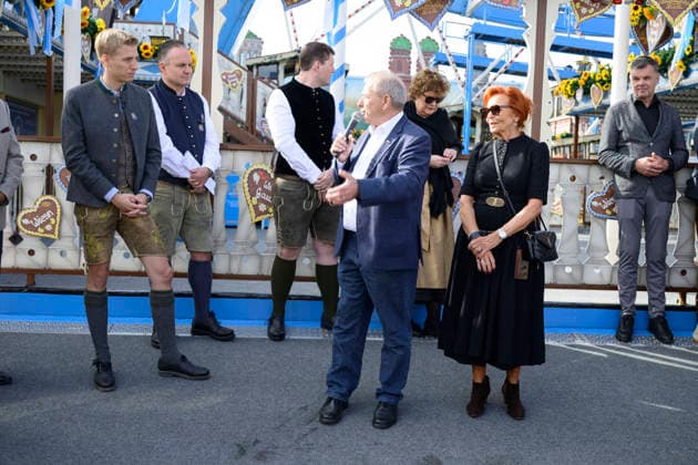 From left: Dominik Krause, Mayor of Munich; Christian Scharpf, City Councilor for Labor and Economic Affairs and Head of the Oktoberfest; Albert Ritter, President of the German Amusement Park Operators Association; Dr. Margit Ramus, German Amusement Park Operators Association. Official press tour at the Oktoberfest, Munich, September 17, 2026
