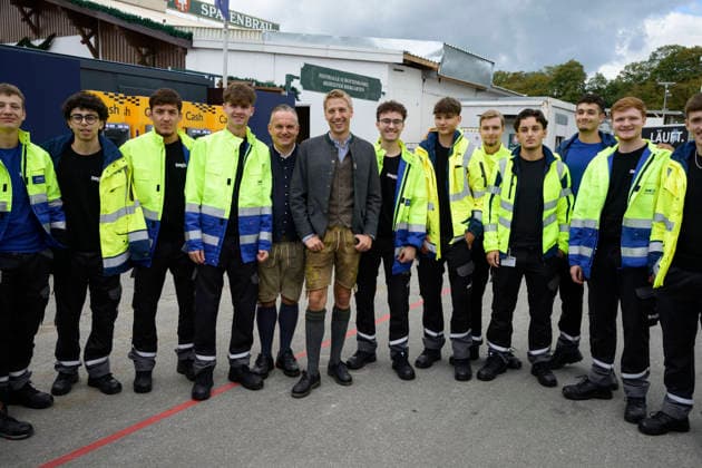 Christian Scharpf, Director of Labor and Economic Affairs and Head of the Wiesn, and Dominik Krause, Mayor of Munich, with electrical engineers from Stadtwerke München. Official press tour at the Oktoberfest (Wiesn), Munich, September 17, 2026