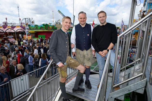 From left: Dominik Krause, Mayor of Munich; Christian Scharpf, Commissioner for Labor and Economic Affairs; the head of the Wiesn; and Willi Ottensen, owner of Chaospendel. Official press tour at the Oktoberfest (Wiesn), Munich, September 17, 2026
