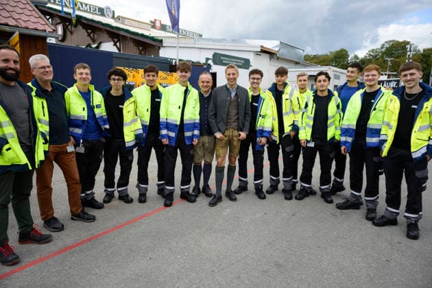 Christian Scharpf, Director of Labor and Economic Affairs and Head of the Wiesn, and Dominik Krause, Mayor of Munich, with electrical engineers from Stadtwerke München. Official press tour at the Oktoberfest (Wiesn), Munich, September 17, 2026