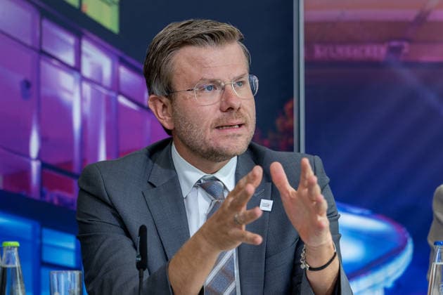 Statement of Interest by the City of Nuremberg, the Free State of Bavaria, and BLSV Regarding the 20XX Finals, Nuremberg, September 17, 2026 Mayor Marcus König speaks at a press conference regarding the expression of interest for the Finals at Max Morlock Stadium. He emphasizes his statements with animated gestures. Nuremberg, Max Morlock Stadium, Bavaria, Germany 20260917-6V2A1049-M4000