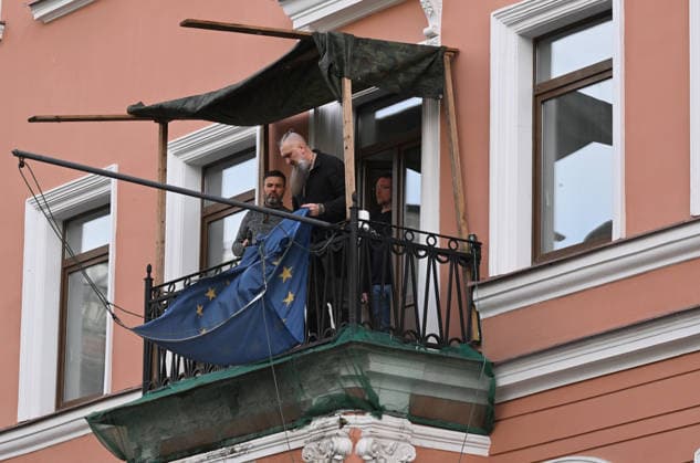 Russia closes German consulate in St. Petersburg ST. PETERSBURG, RUSSIA - SEPTEMBER 17: An employee removes the European Union flag from the German Consulate General in St. Petersburg, Russia, on September 17, 2026. Vera Danchenko Anadolu Saint Petersburg City Russia. Editorial use only. Please get in touch for any other usage.  Copyright: x2026xAnadoluxVeraxDanchenkox